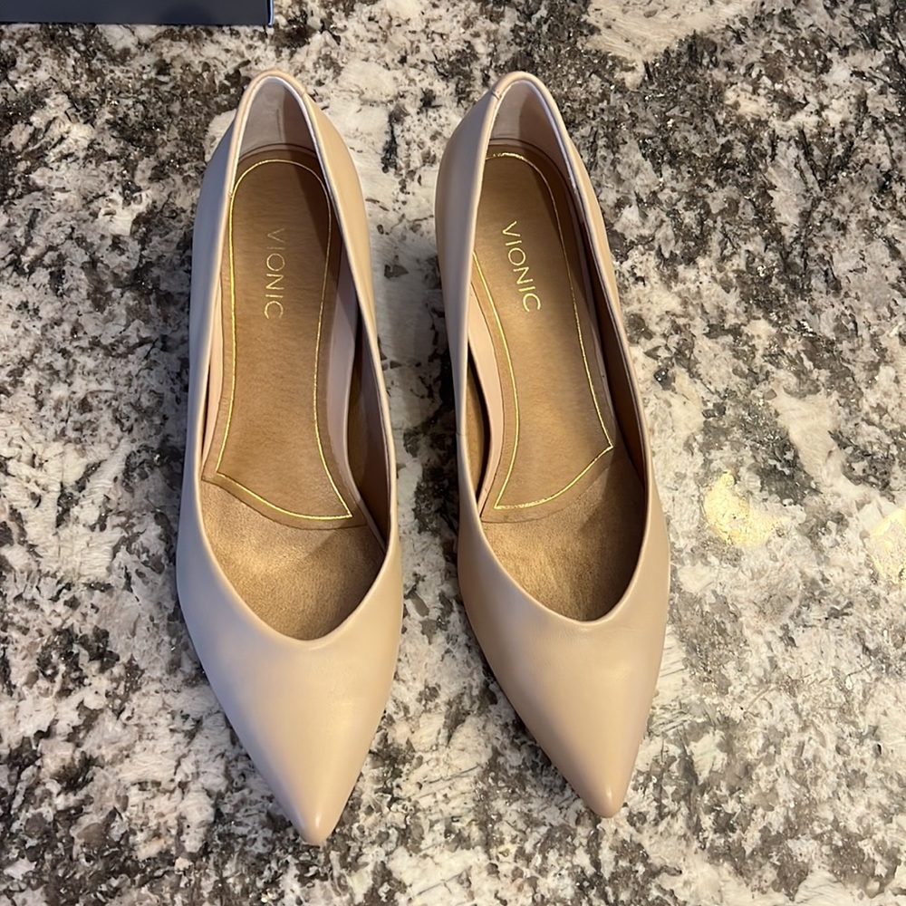 Vionic Women's 8.5 Kit Josie in Sand Leather with Low Heel - Picture 2 of 11
